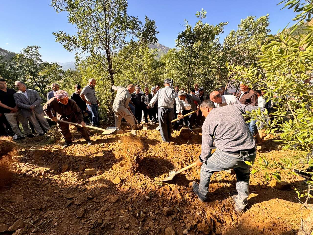 Uzman çavuşun katlettiği aile yan yana toprağa verildi 6